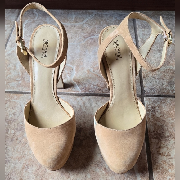 🔥🔥🔥SALE🔥🔥🔥Michael Kors Tan Suede Platform Sandals - Picture 1 of 6